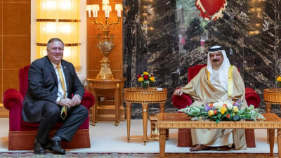 USA:s utrikesminister Mike Pompeo och Bahrains kung Hamad bin Isa Al Khalifa sitter i röda sammetsfatöljer och ler mot kameran.