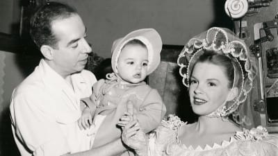 Familjen Minnelli 1946. Från vänster Vincente Minnelli, Liza Minnelli och Judy Garland.