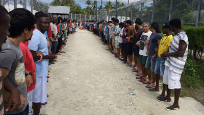 Flyktingar i lägret stod hand i hand i solidaritet för att protestera mot stängningen av lägret i Manus.