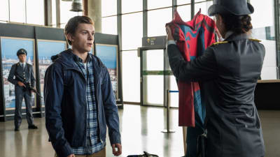 Peter Parkers (Tom Holland) kappsäck öppnas av en italiensk tulltjänsteman som studerar hans Spider-Man-dräkt.