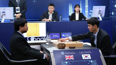 Lee Se-Dol spelar Go mot datorprogrammet AlphaGo.