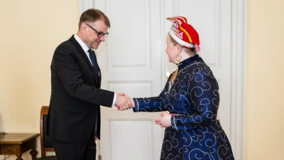 Statsminister Juha Sipilä och Sametingets ordförande Tiina Sanila-Aikio den 5.5.2017
