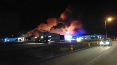 Brand i industrihall i Siikalatva.