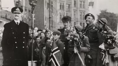 Norska kungen och kronprinsfamiljen fotograferad vid återkomsten till Norge, 7 juni 1945.