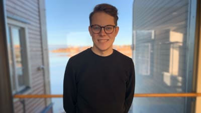 Oliver Back framför ett fönster.