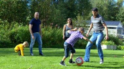 Fotbollsspel på gården hos vänfamiljen Svenlin i Larsmo.