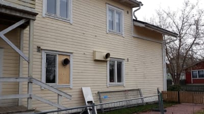 En gul träbyggnad.