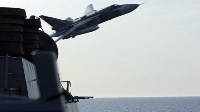 Ett ryskt militärplan flög nära ett amerikanskt krigsfartyg på Östersjön i april.