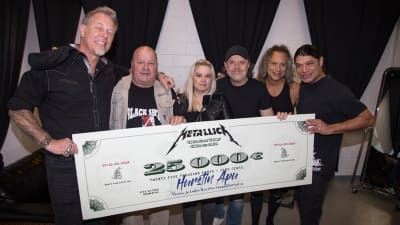 Metallica donerar 25 000 euro till Hurstis mathjälp.