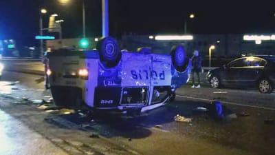 En polisbil på taket efter en krock.