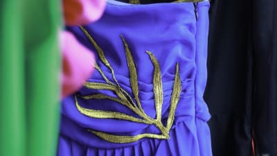 En blå klänning med gulddekor designad av Bahaulddin Rawi.