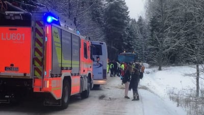 Buss krockade med lastbil i Stortötar i Lojo.