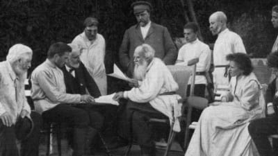 Leo Tolstoj läser sina arbeten bland sina vänner. 1910.