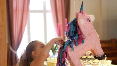Fanny Niemelä med en pinata i form av en enhörning
