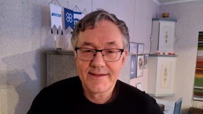 Hans-Erik Lindqvist ler mot kameran.