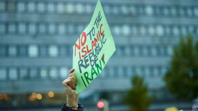 Skylt med texten: No to the Islamic republic of Iran
