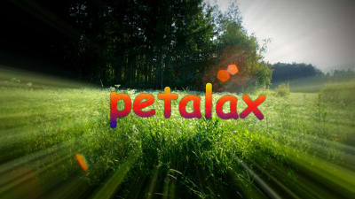 En bild på en åker med texten "petalax" i regnbågsfärger