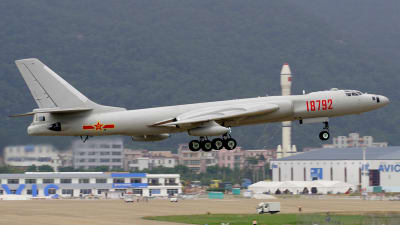 Kinesiskt H-6K bombplan.