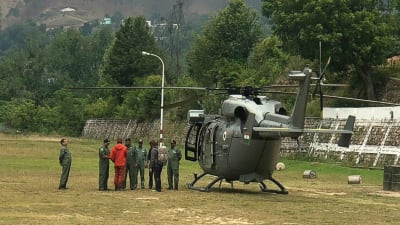 En räddningshelikopter som deltar is paningarna efter de försvunna bergsbestigarna i indiska Himalayas