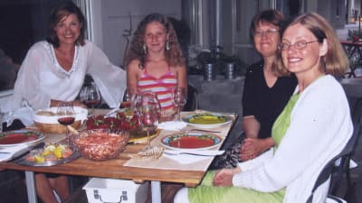  Fyra damer runt ett festbord med bland annat räkor i en skål. Ann af Geijerstam längst till vänster och Marit Berndtson längst till höger (med Olga och Kristina mellan sig). I Stockholm.