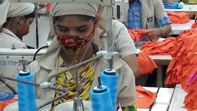 Kvinnor arbetar i en fabrik i Bangladesh.