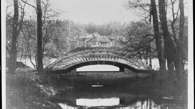 Historisk bild visar en bro i Monrepos
