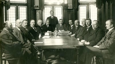 Personer radade kring bord 1917