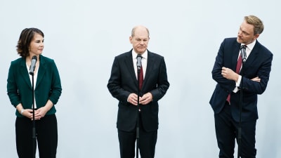 De tyska grönas ledare Annalena Baerbock, socialdemokraternas ledare Olaf Scholz och FDP:s ledare Christian Lindner. 