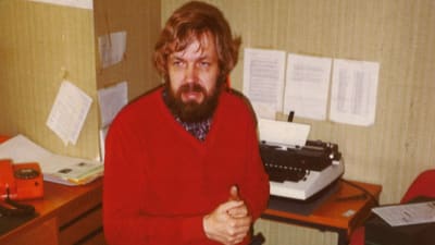 En man och en skrivmaskin. Mannen heter Rolf Wessman.