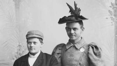 Marie Høeg och sannolikt hennes partner Bolette Bergs bror i det motsatta könets kläder i slutet av 1800-talet.