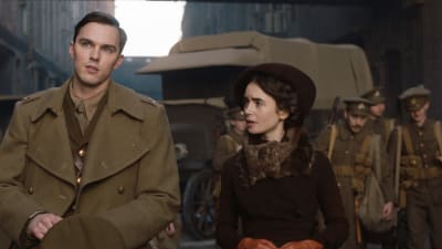 Tolkien (Nicholas Hoult) och barndomskärleken Edith (Lily Collin) strax innan han åker ut i kriget.