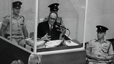 Adolf Eichmann i rättegång i Jerusalem 1961.