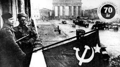 Sovjetiska soldater vid Brandenburger Tor strax efter erövringen av Berlin.