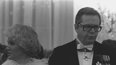 Airi Ilaskivi och Raimo Ilaskivi på presidentens slott 1975.