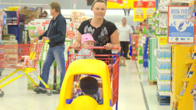 Linda Norrgård från Böle med barnen Felicia och Isak på Citymarket.