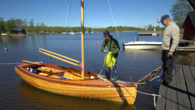 Fredrik Östman och Jan Backman visar upp den nybyggda segelbåten.