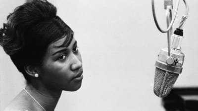 Ungdomsporträtt av Aretha Franklin med studiomikrofon