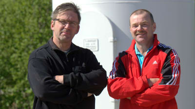Johan Backlund och Dan Norrgård planerar för ett hundra meter högt vindkraftverk i Pensala.