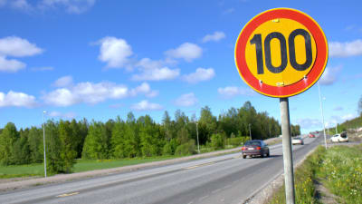 100-skylt vid riksåttan, förlängningen av Smedsby omfartsväg