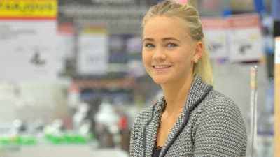 Julia Holmqvist från Sundom på Citymarket i Stenhaga i Vasa.