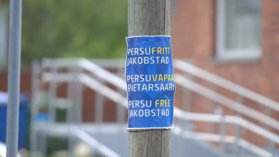 Affischer med texten Persufritt Jakobstad har dykt upp i staden under natten till lördagen.