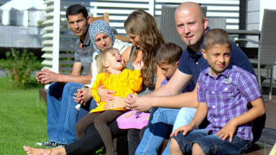 Tariq Al Baradan och Wala Al Rwasheda med barnen Mohammad och Mutaz samt Linnea och Daniel Svenlin med dottern Venla.