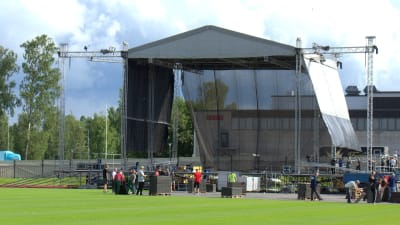 Scenen har rests under torsdagen på Centralplanen i Jakobstad.