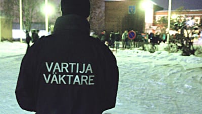 Flera väktare fanns på plats vid kommunkansliet i Vörå.