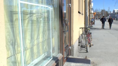 Tillfällig lagning av den stora rutan in till moskén i Jakobstad.