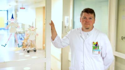 Markus Granholm poserar i en sjukhuskorridor.