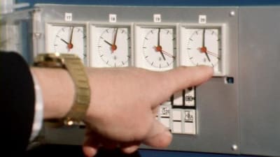 Sormi ja kello havainnollistavat siirtymistä kesäaikaan vuonna 1981.