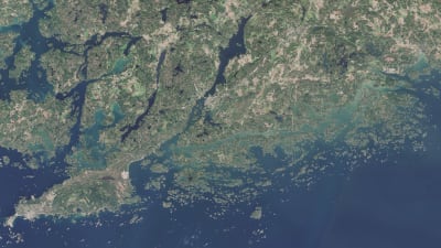 Satellitbild över Hangö och Raseborg där vattendragen har lite olika färg. Öppna havet är mörkblått och nära kusten är det mera grönt.