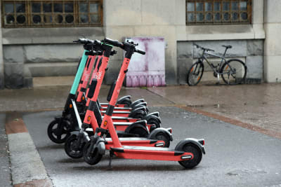Voi- och TIER- elsparkcyklar på Kristinegatan i Åbo. 