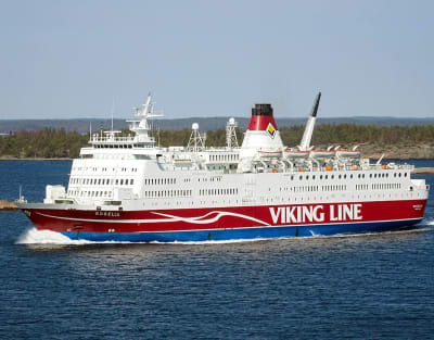 Viking Lines fartyg M/S Rosella i skärgårdsmiljö.